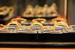 国际金价波动率超过30% 谁在买、谁在卖？